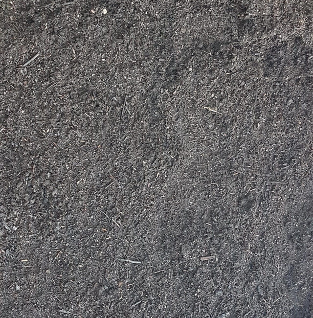 Close-up van mengcompost met champignoncompost, groencompost en turf: donkere, vezelige compost