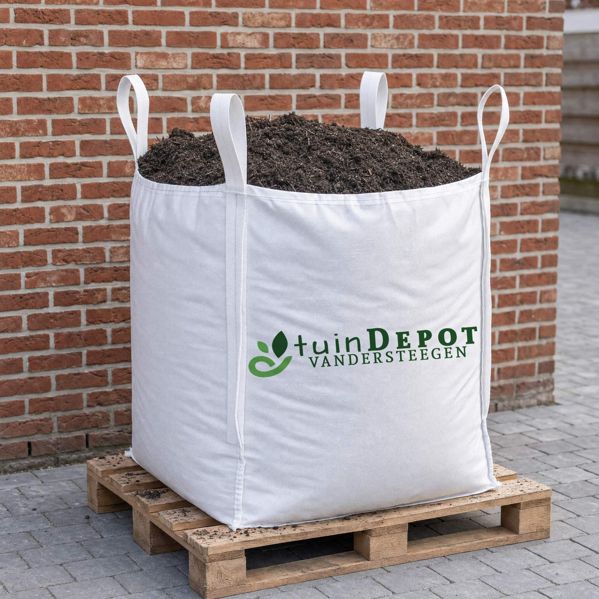 Bigbag mengcompost van TuinDepot op een europallet op de oprit