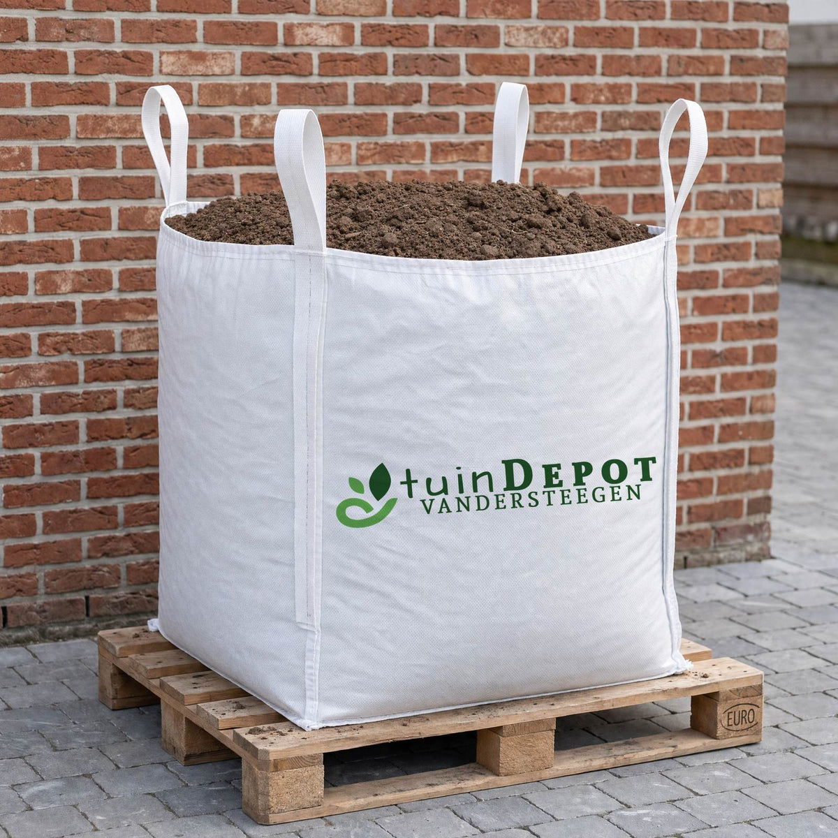 Bigbag ongezeefde teelaarde van TuinDepot op een europallet op de oprit