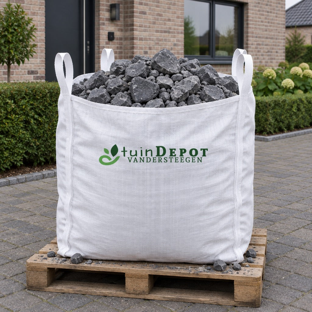 Bigbag Breuksteen Belgisch Blauw 40/60 op pallet op de oprit