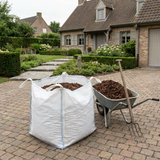 Bigbag Sylvester boomschors op de oprit met kruiwagen