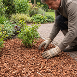Franse boomschors 10-20 aanbrengen in het tuinperk met handschoenen