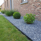 Afgewerkte border met Ardenner brokjes langs de gevel