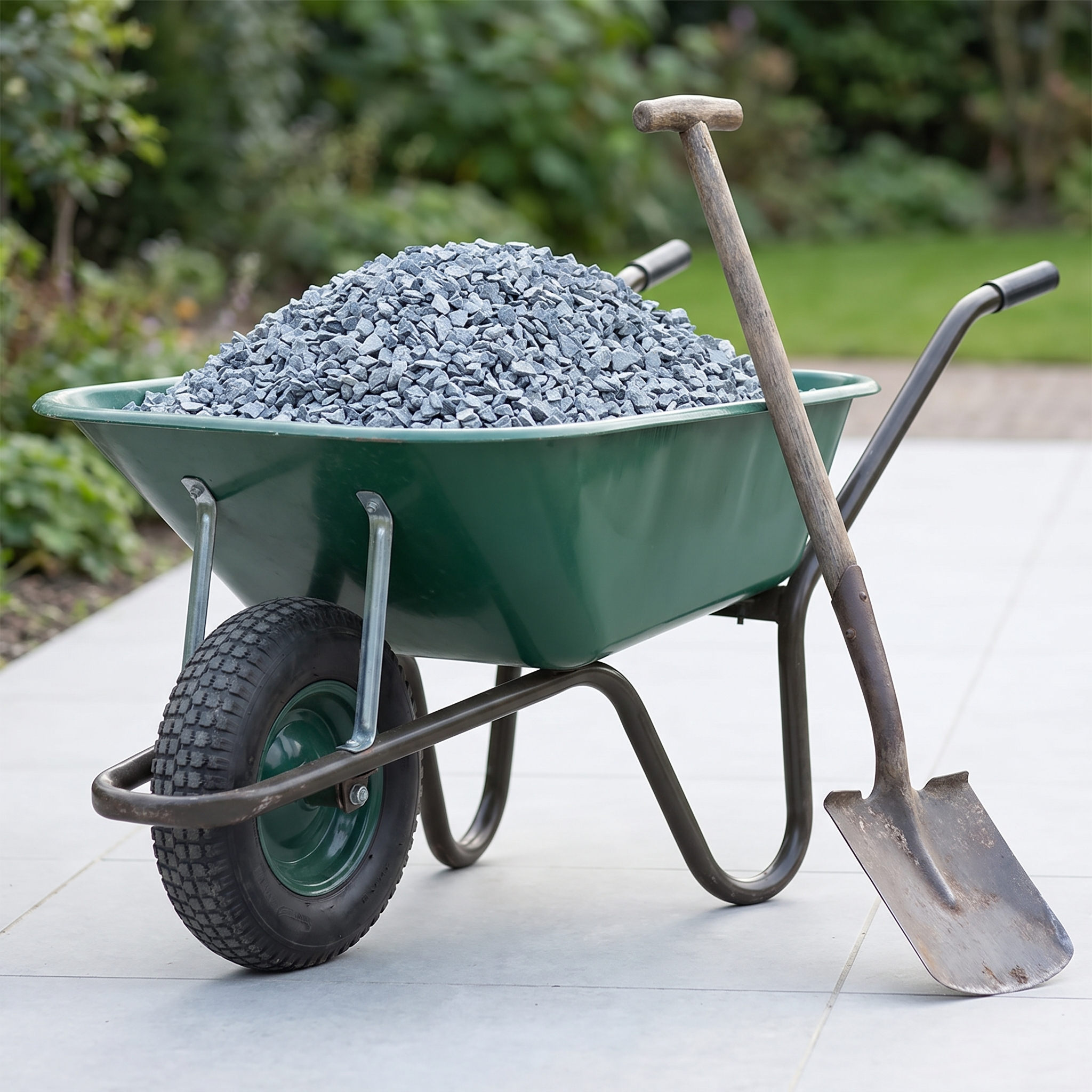 Kruiwagen gevuld met Ardenner brokjes grijs 20-32 mm
