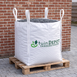 Big bag basaltsplit op de oprit, klaar om te verwerken