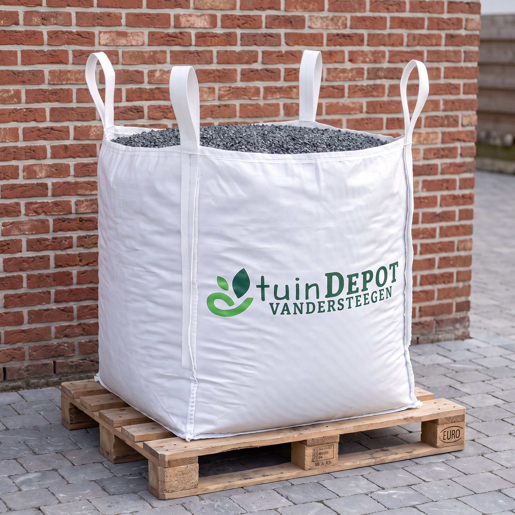 Big bag basaltsplit op de oprit, klaar om te verwerken