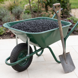Kruiwagen gevuld met basalt zwart