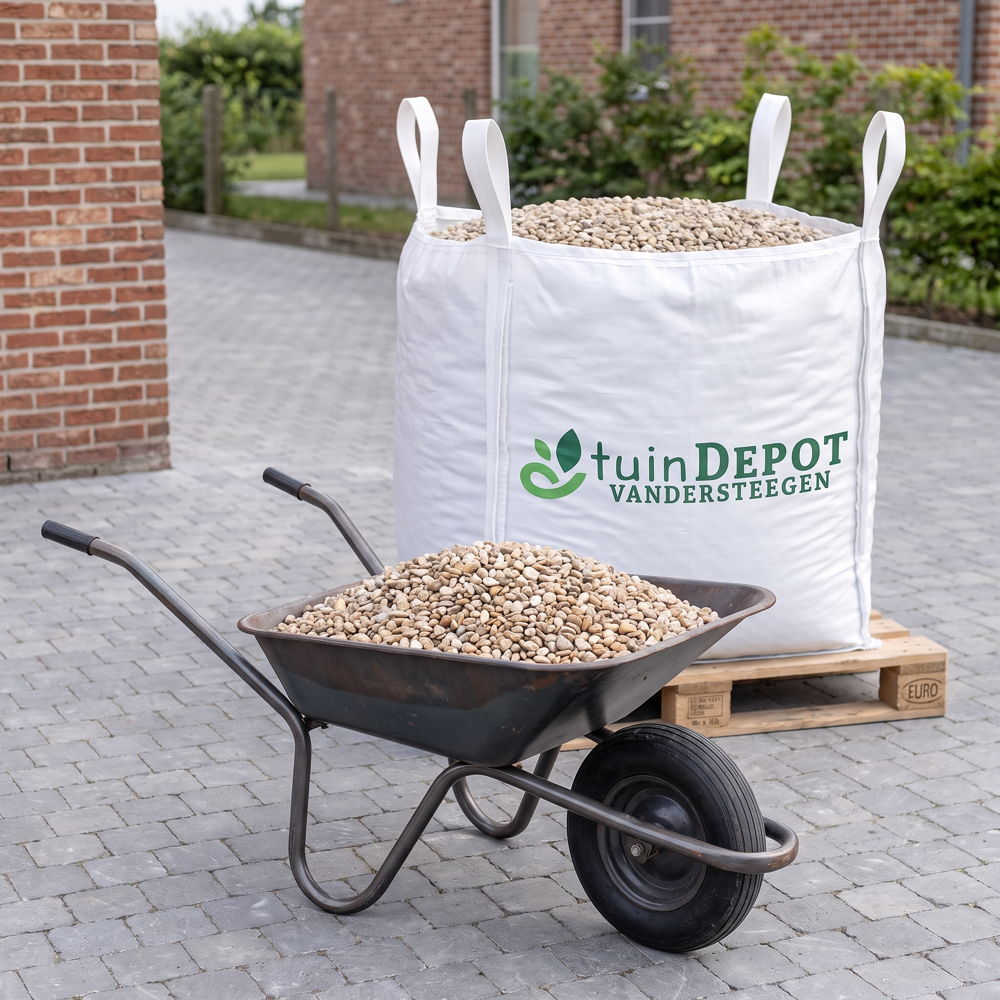 Kruiwagen gevuld met Castle grind naast de big bag op de oprit