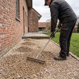 Castle grind egaliseren met een hark op een tuinpad