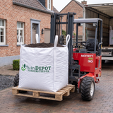 Levering van een bigbag tuingrond met meeneemheftruck tot op de oprit