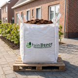 Bigbag planthumus geleverd op de oprit bij een pas geplante haag