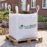 Bigbag groencompost geleverd op de oprit bij een moestuin