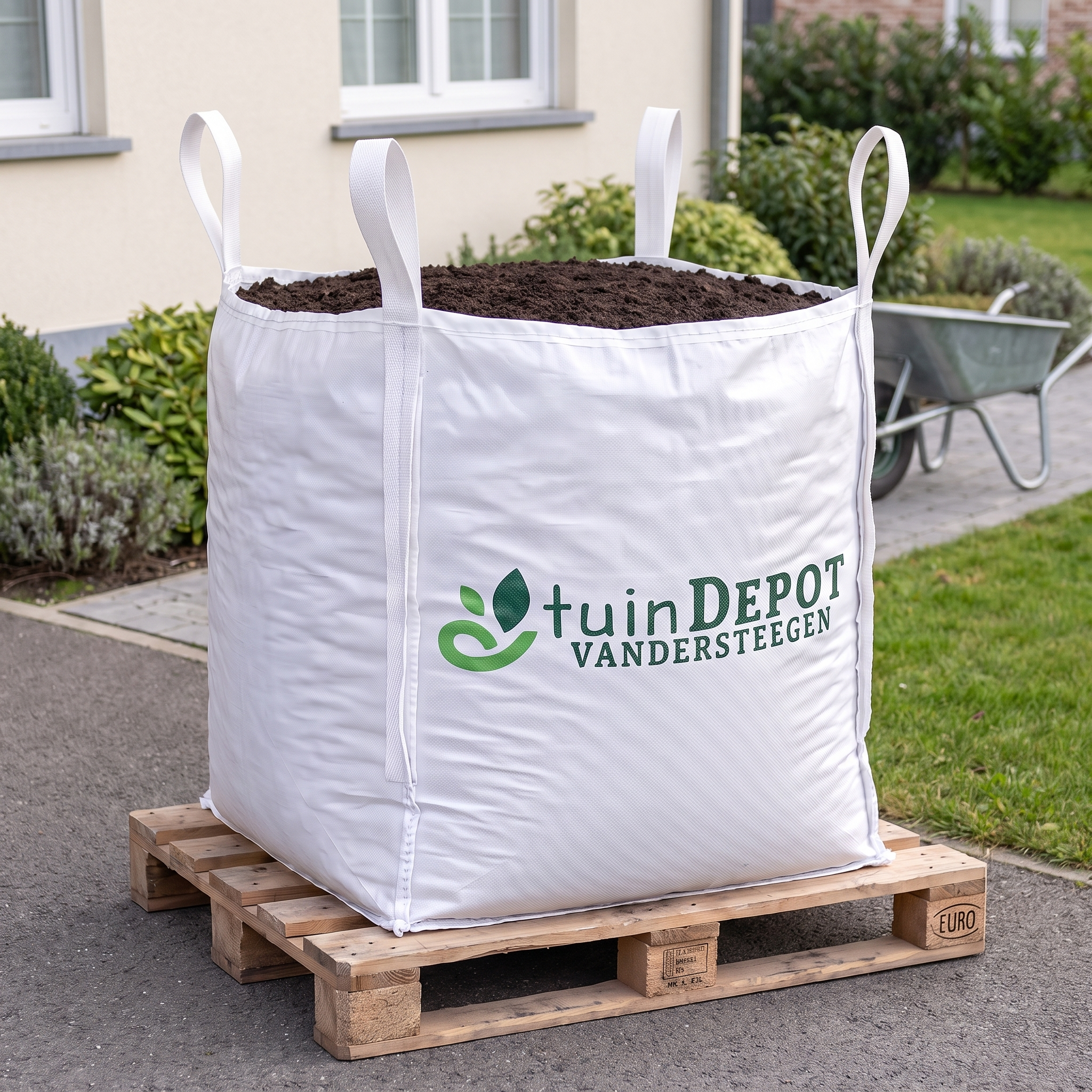 Bigbag tuingrond van TuinDepot op europallet op de oprit, verbeterde teelaarde