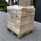Levering pallet houtbriketten aan huis op oprit