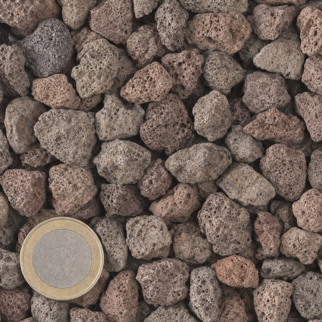 Lavasteen 8/16 mm van bovenaf, op schaal naast een munt van 1 euro (gezichtsveld 9 bij 9 cm)