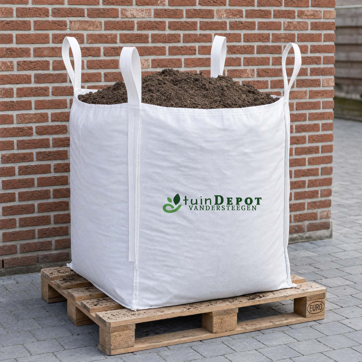 Bigbag planthumus van TuinDepot op een europallet, gevuld met mengveen van tuinturf, groencompost en schorscompost
