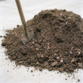 Teelaarde en compost — hoop donkere teelaarde met spade