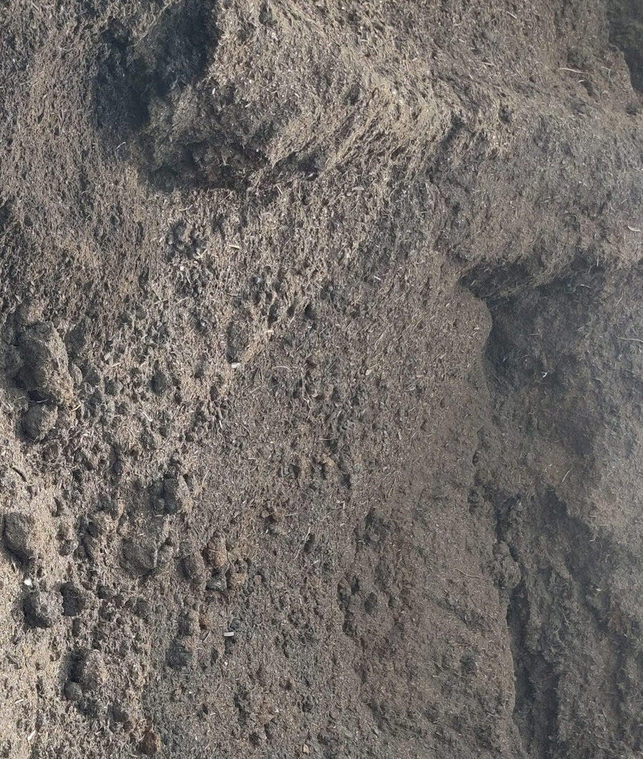 Close-up van planthumus, een mengveen van tuinturf, groencompost en schorscompost