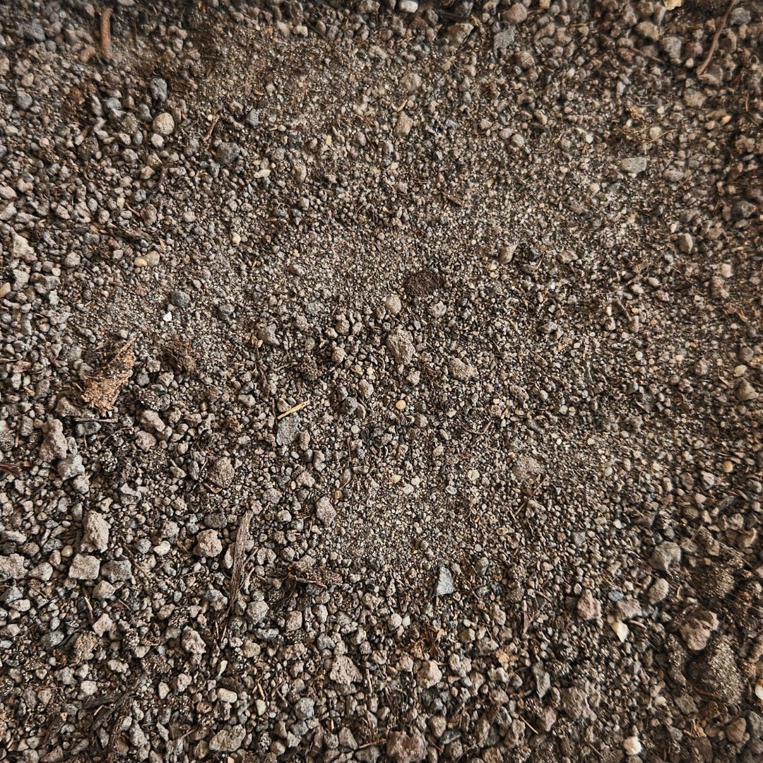 Close-up van topdressing van lava, zand en turf: fijne, korrelige mix