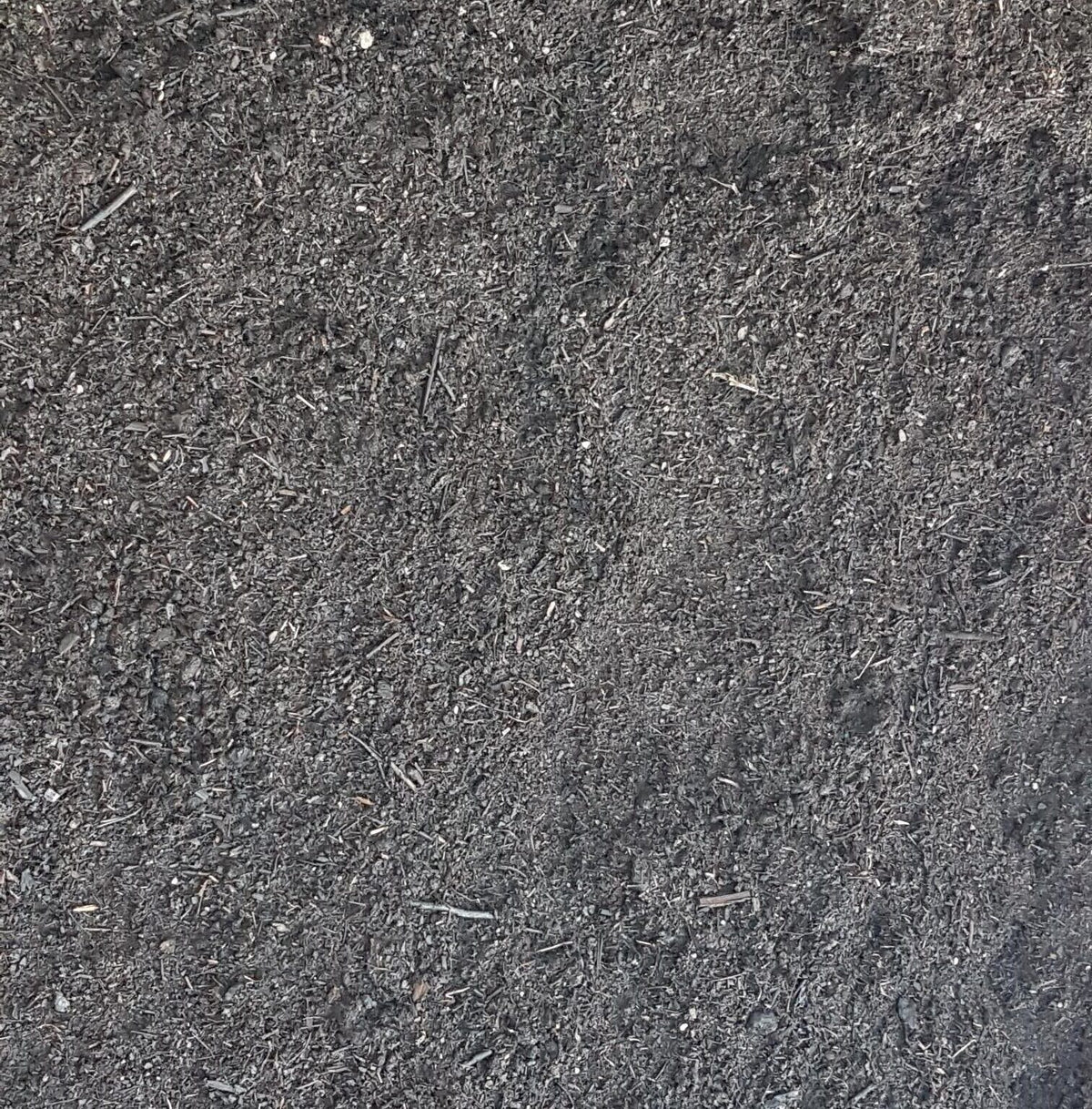 Close-up van mengcompost met champignoncompost, groencompost en turf: donkere, vezelige compost