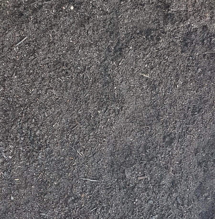 Close-up van mengcompost met champignoncompost, groencompost en turf: donkere, vezelige compost