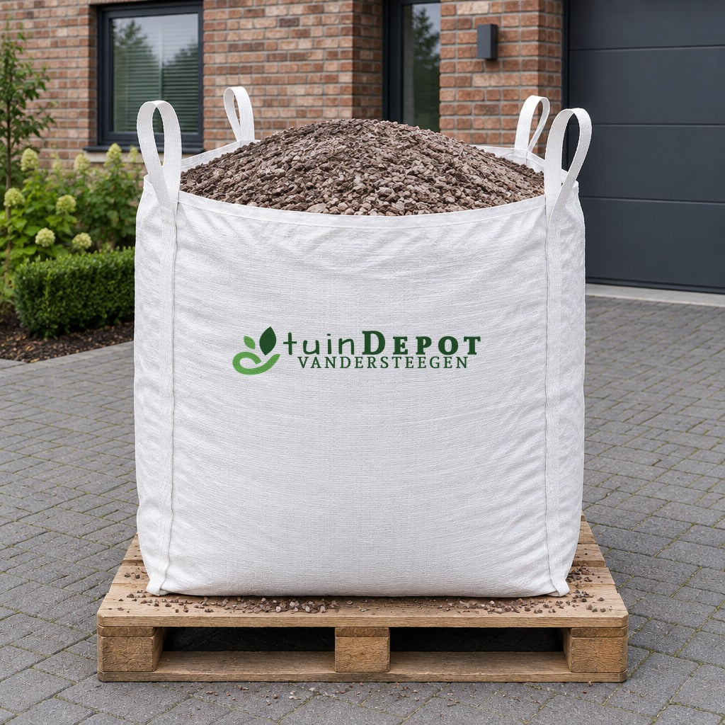 Bigbag Belgisch Rood 7/16 op pallet op de oprit