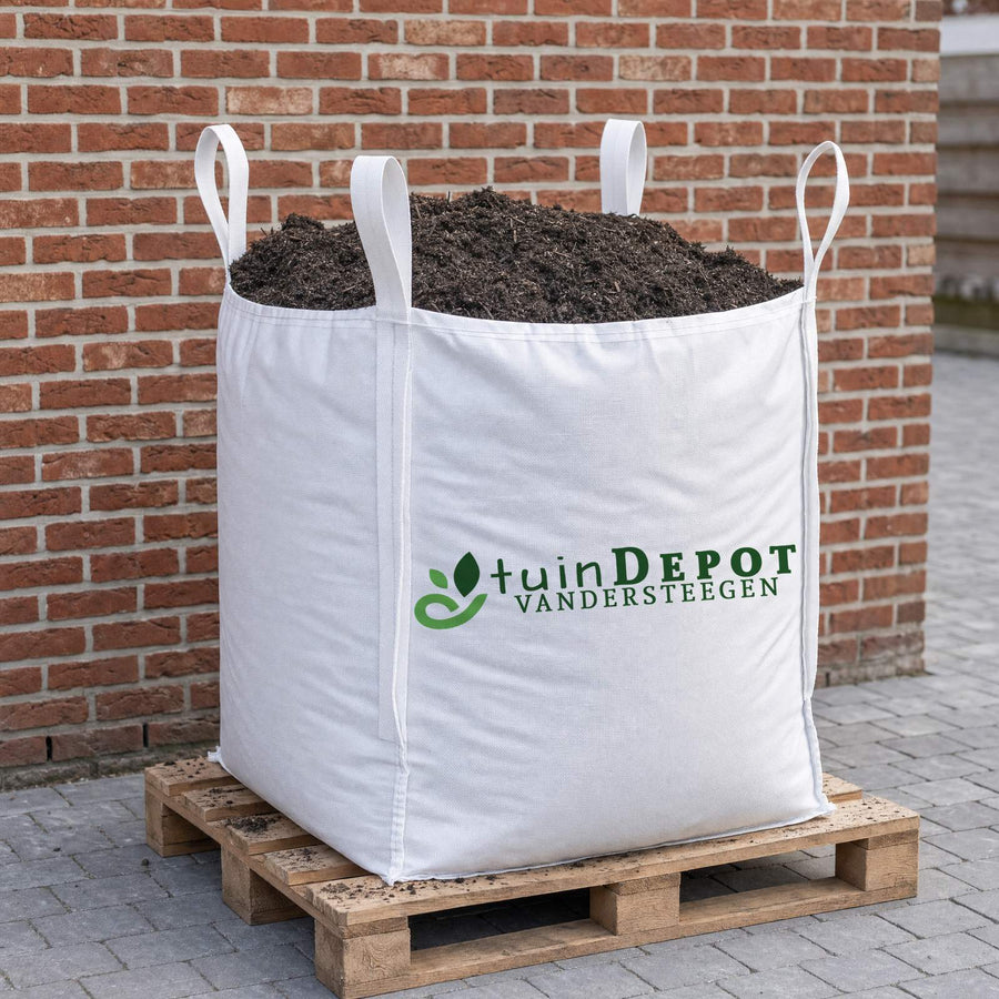 Bigbag mengcompost van TuinDepot op een europallet op de oprit
