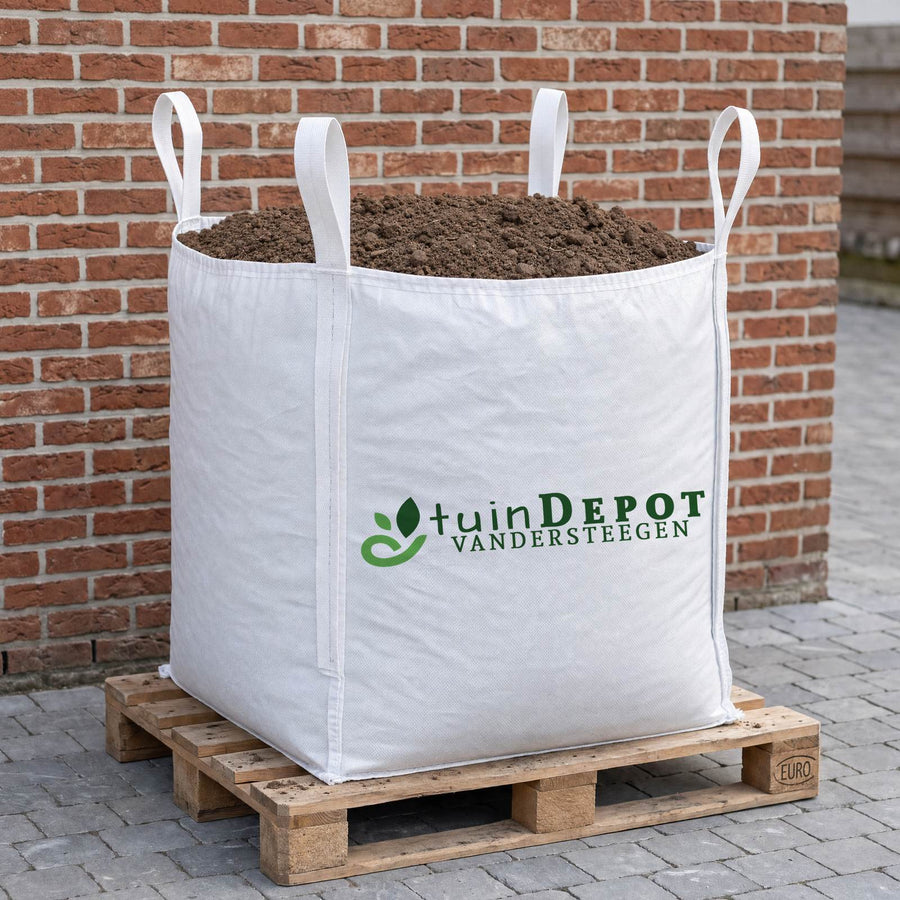 Bigbag ongezeefde teelaarde van TuinDepot op een europallet op de oprit