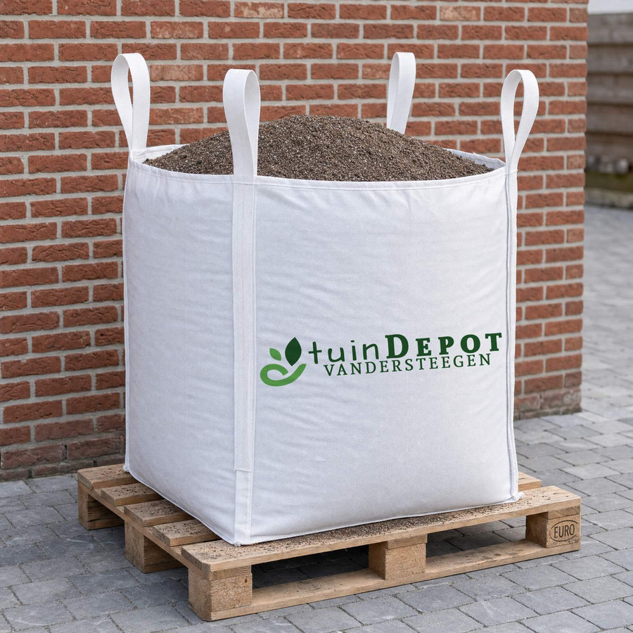 Bigbag topdressing voor gazon van TuinDepot op een europallet op de oprit