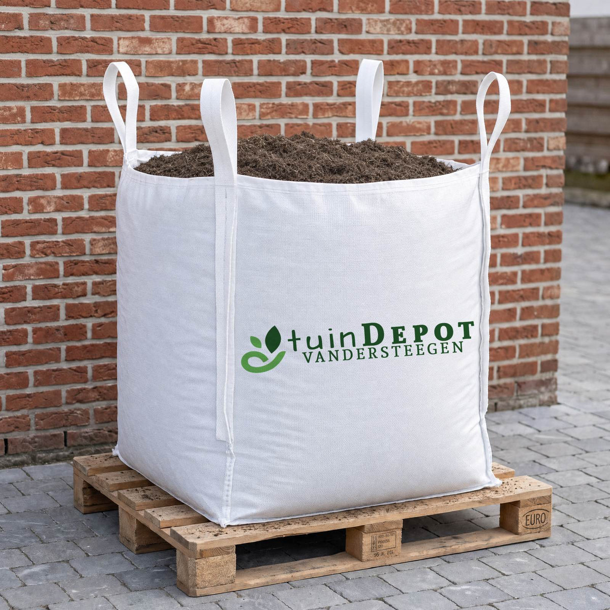 Bigbag tuinturf van TuinDepot op een europallet op de oprit