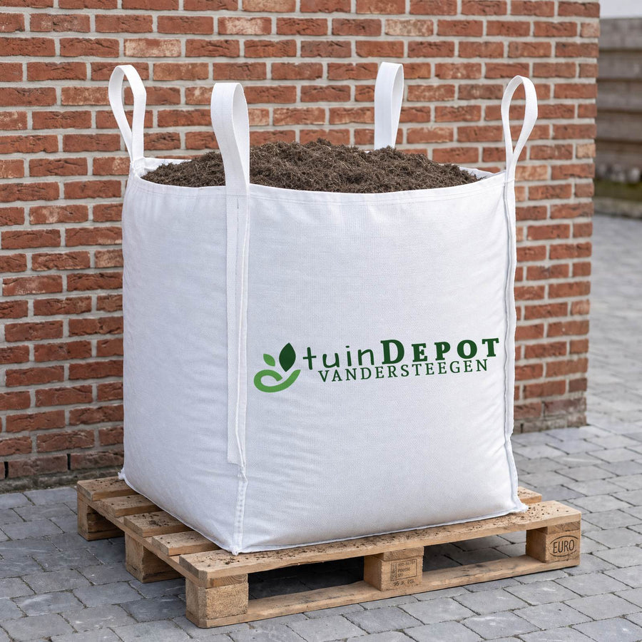 Bigbag tuinturf van TuinDepot op een europallet op de oprit