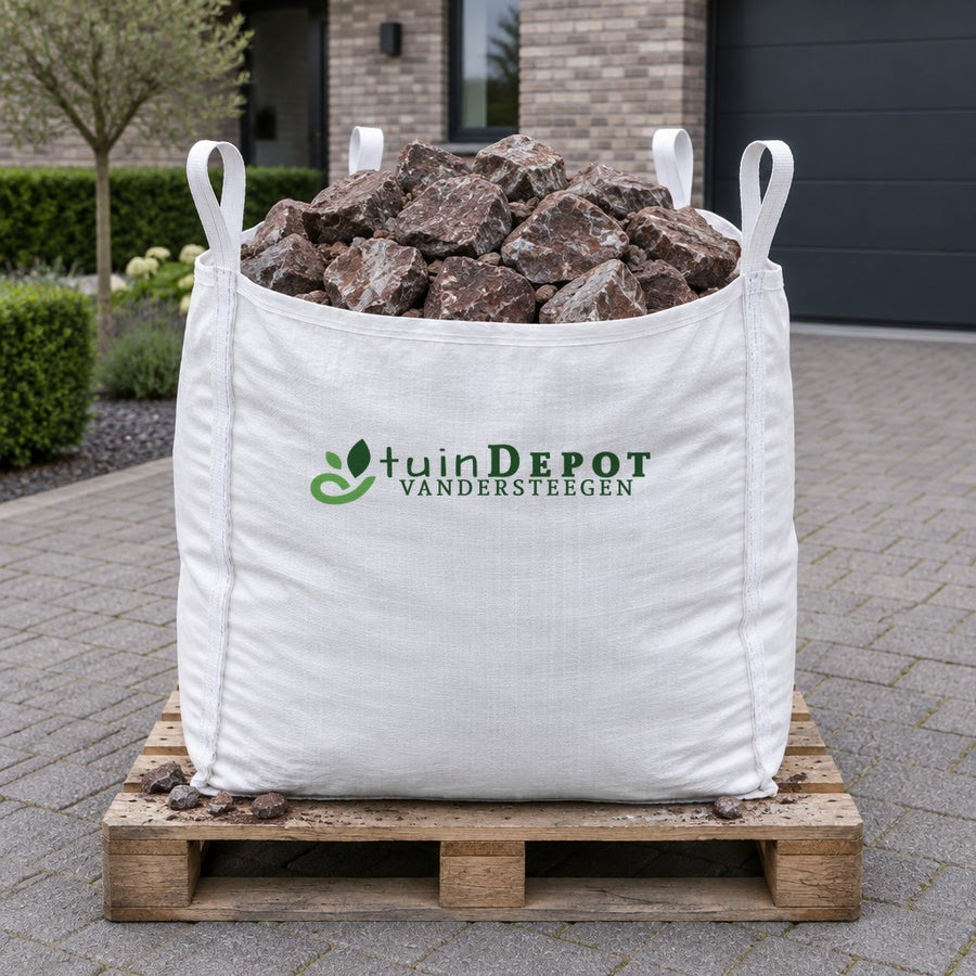 Bigbag Breuksteen Belgisch Rood 60/100 op pallet op de oprit