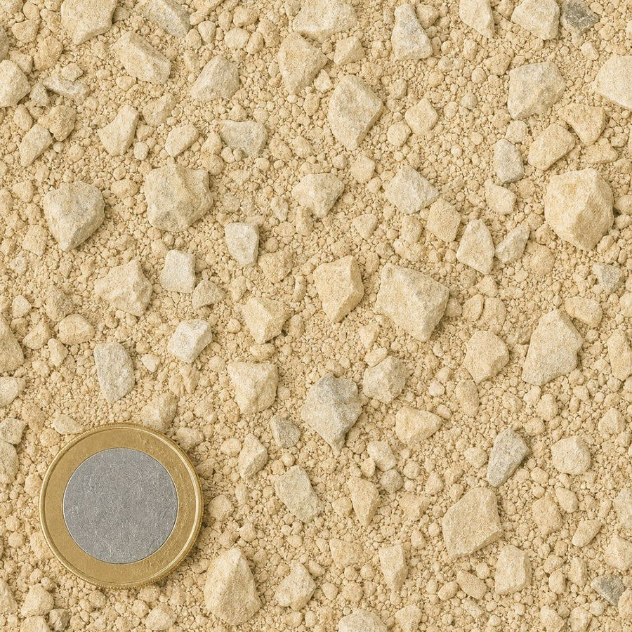 Dolomiet 0/15 mm van bovenaf, op schaal naast een munt van 1 euro (gezichtsveld 9 bij 9 cm)