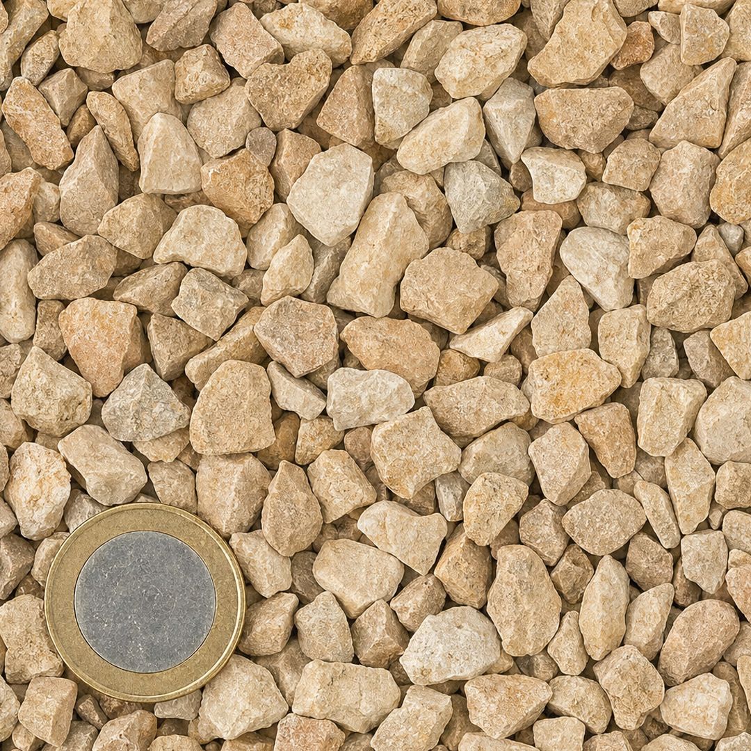 Dolomiet split 5/15 mm van bovenaf, op schaal naast een munt van 1 euro (gezichtsveld 9 bij 9 cm)