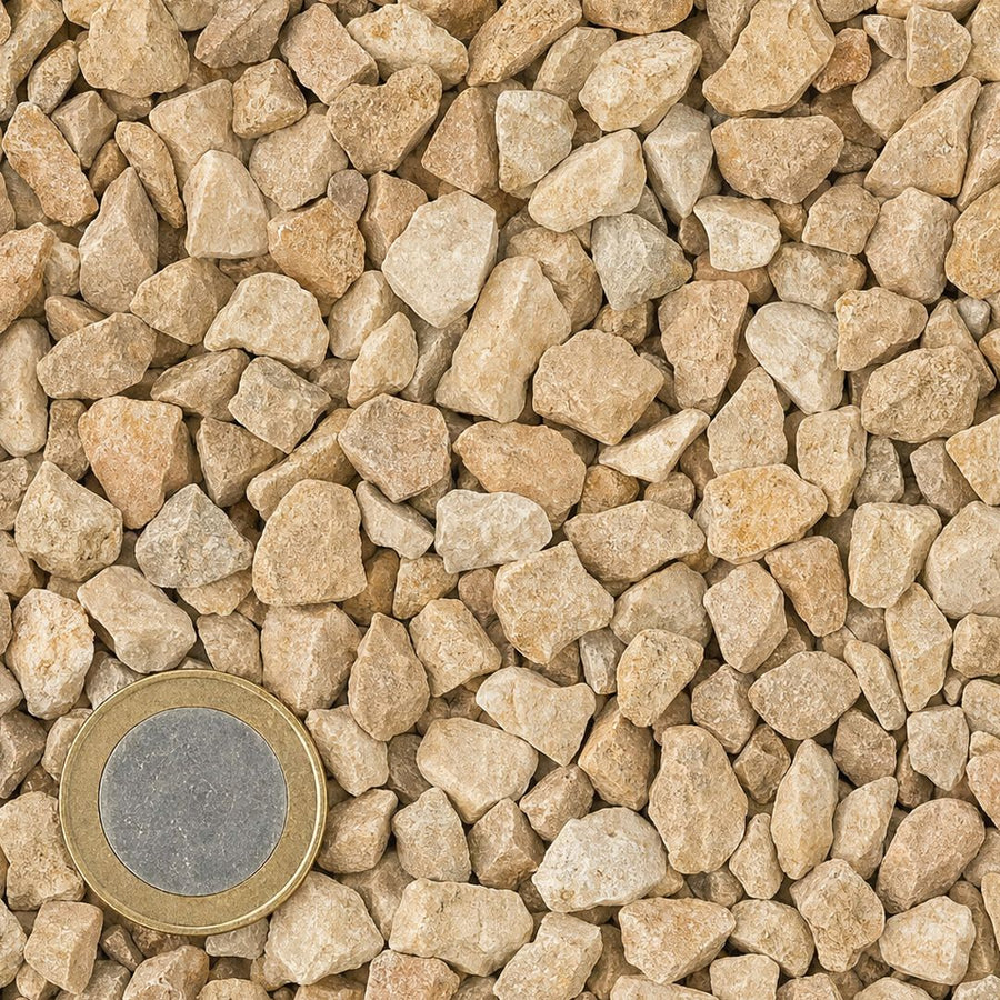Dolomiet split 5/15 mm van bovenaf, op schaal naast een munt van 1 euro (gezichtsveld 9 bij 9 cm)