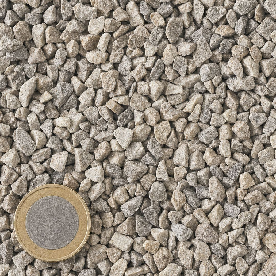 Franse Dolomiet 4/6 mm van bovenaf, op schaal naast een munt van 1 euro (gezichtsveld 9 bij 9 cm)