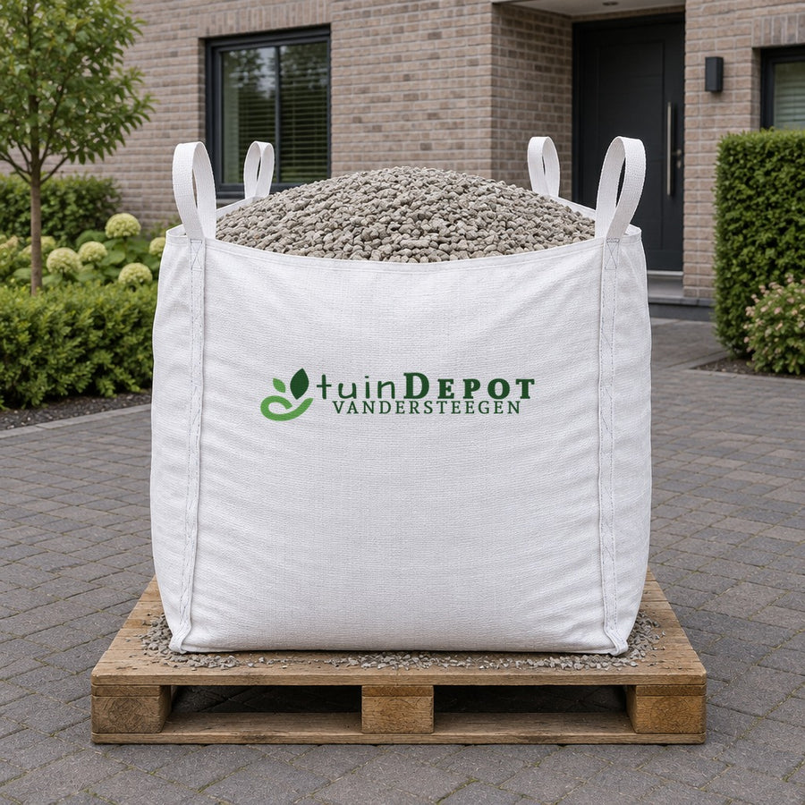 Bigbag Franse Dolomiet 7/14 op pallet op de oprit