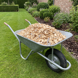 Kruiwagen gevuld met blanco houtsnippers