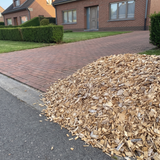 Blanco houtsnippers los geleverd aan de oprit