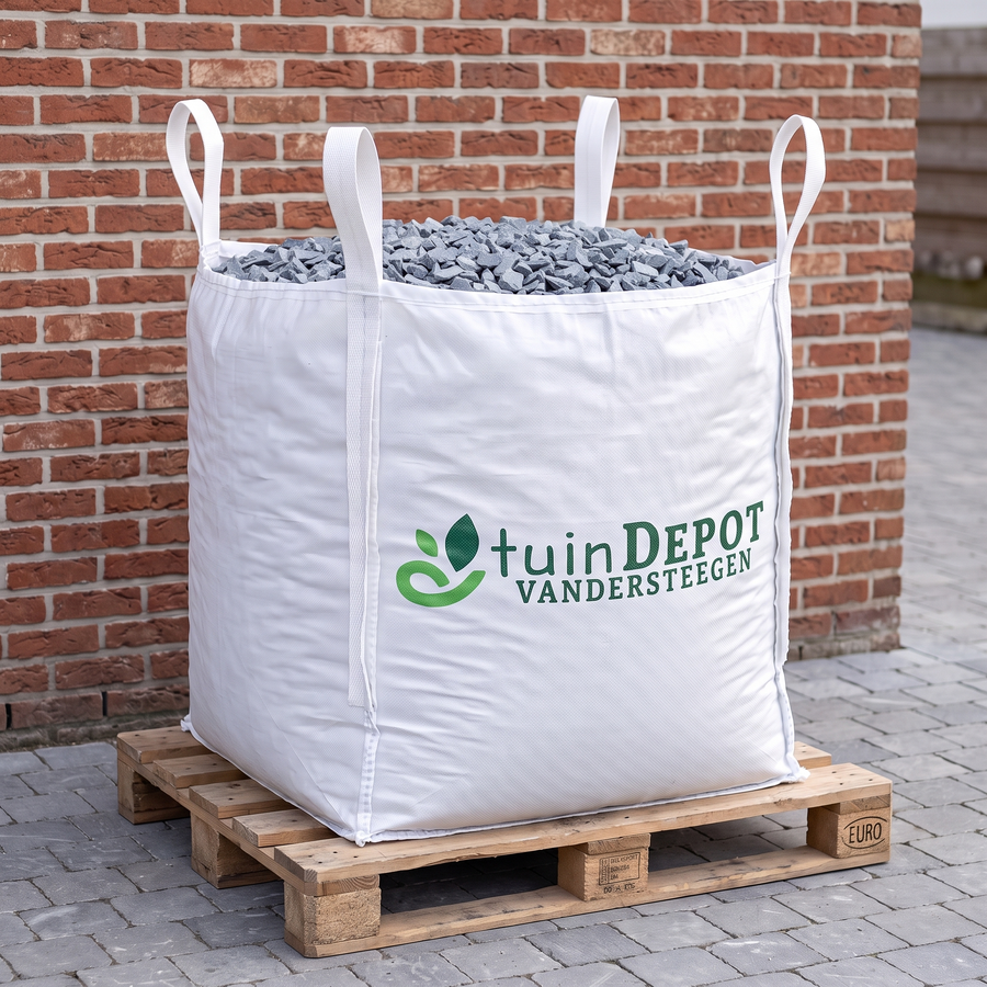 Big bag Ardenner brokjes grijs op de oprit, klaar om te verwerken