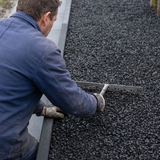 Basalt zwart vlak harken langs een border