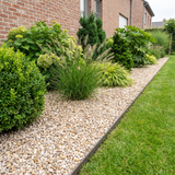 Castle grind als sierlaag in een afgewerkte border met beplanting