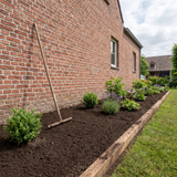 Border opgehoogd met tuingrond en beplant met jonge heesters