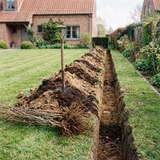 Plantsleuf voor een haag met planthumus gemengd door de uitgegraven grond