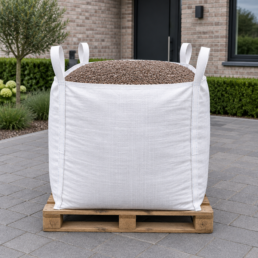 Bigbag Belgisch Rood 7/16 op pallet op de oprit