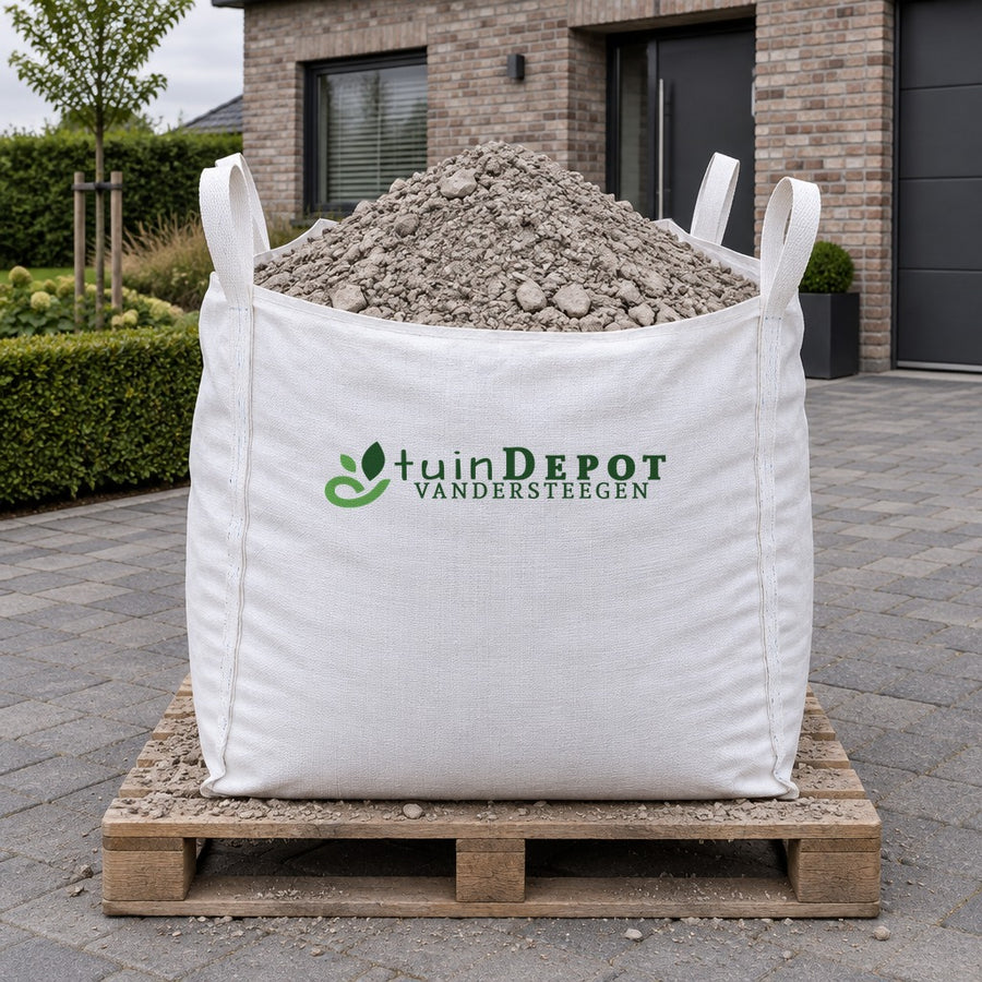 Bigbag kalksteenslag op pallet op de oprit