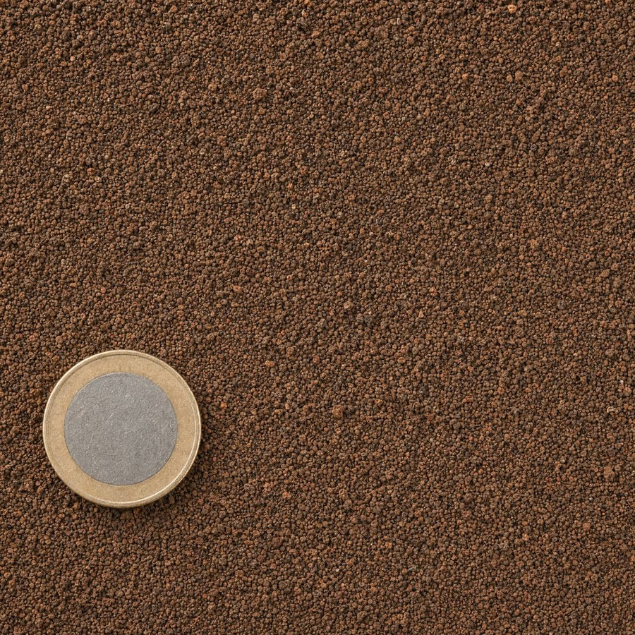 Lavazand 0/3 mm van bovenaf, op schaal naast een munt van 1 euro (gezichtsveld 9 bij 9 cm)