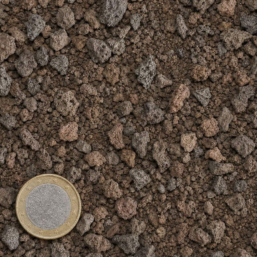 Lavasteen 0/8 mm van bovenaf, op schaal naast een munt van 1 euro (gezichtsveld 9 bij 9 cm)