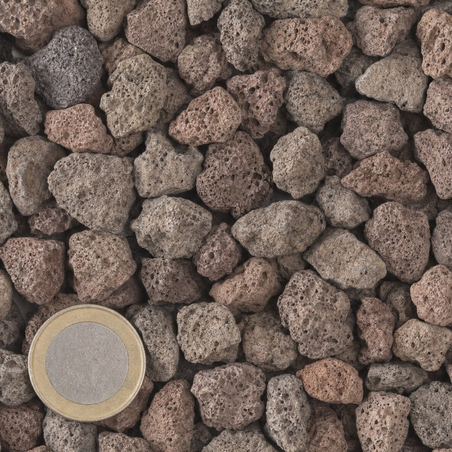 Lavasteen 8/16 mm van bovenaf, op schaal naast een munt van 1 euro (gezichtsveld 9 bij 9 cm)