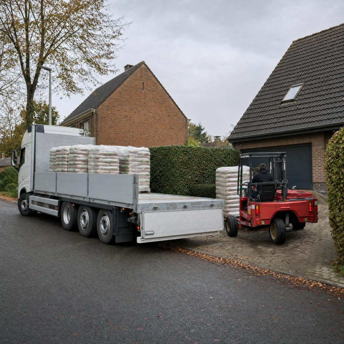 Meeneemheftruck zet de pallet Robust Pellets op de oprit